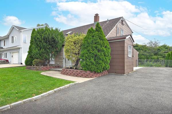 69 Slate LN, Levittown, NY 11756