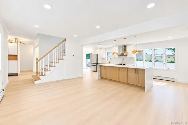 14 Arcadia DR, Dix Hills, NY 11746