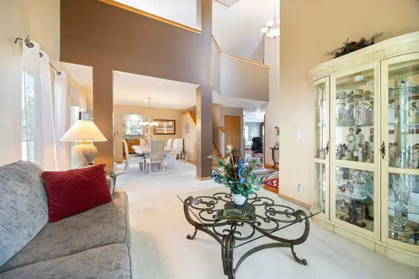 812 Honeysuckle LN, Aurora, IL 60506
