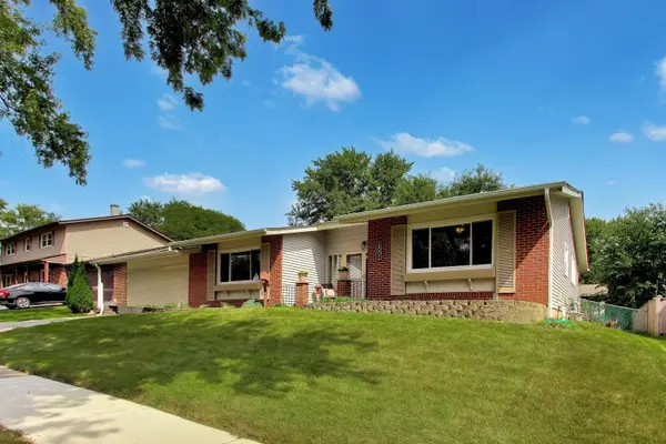 6001 Ross DR, Woodridge, IL 60517