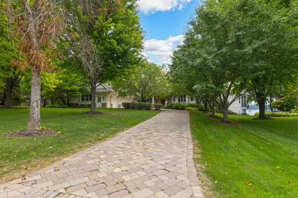 3672 Landings DR, Chanhassen, MN 55331
