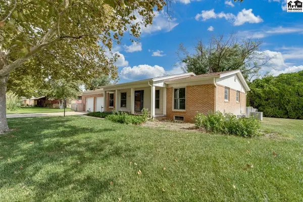 1404 Aurora Dr, Hutchinson, KS 67501