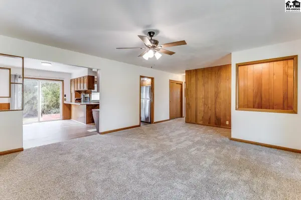 1404 Aurora Dr, Hutchinson, KS 67501