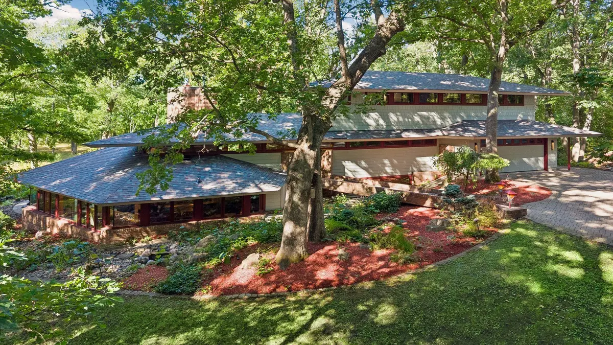 4 Thrush LN, North Oaks, MN 55127