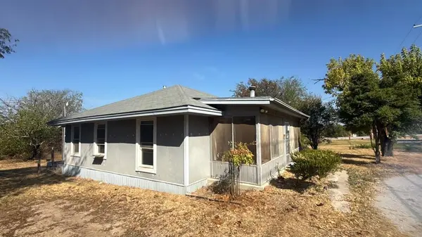 701 N Newark Street, Decatur, TX 76234