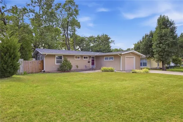 11917 W 91st TER, Lenexa, KS 66215