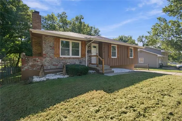 713 SW Williams ST, Lee's Summit, MO 64081