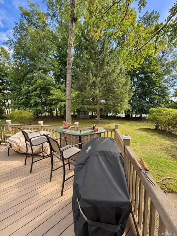 330 Holt DR, Pearl River, NY 10965