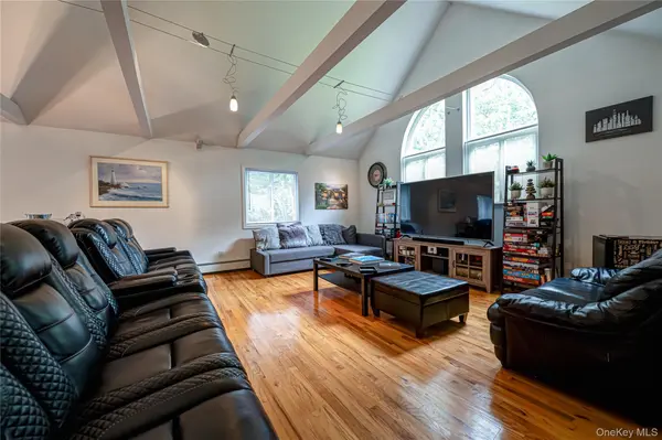 68 Chestnut ST, Mount Sinai, NY 11766