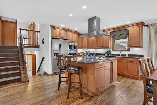 121 W Suffield DR, Arlington Heights, IL 60004