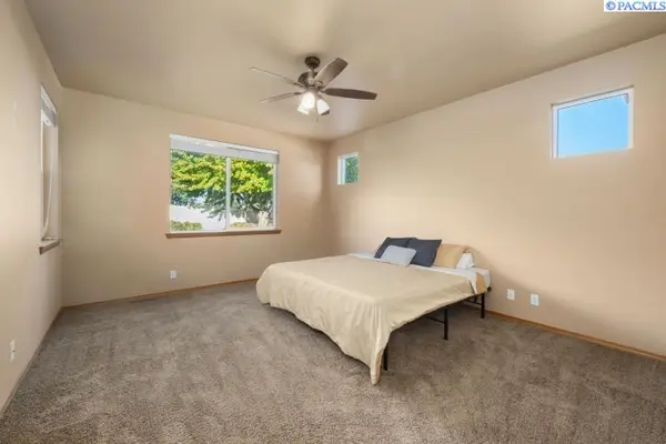 5400 Kenra Loop, West Richland, WA 99353