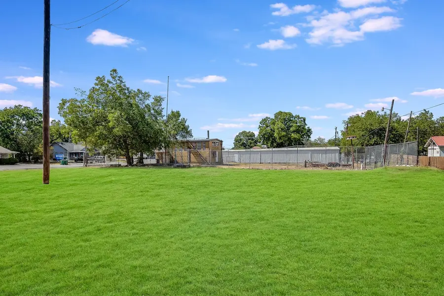 1000 N Main ST, Taylor, TX 76574