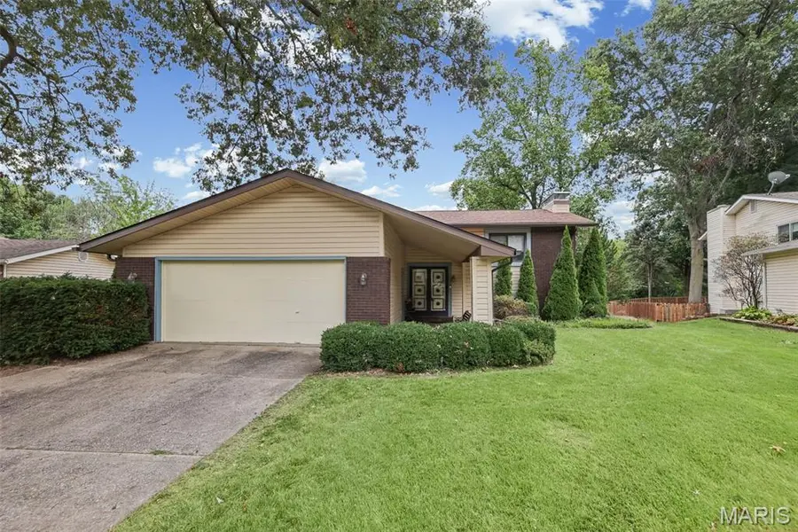 26 S Meadow LN, Glen Carbon, IL 62034