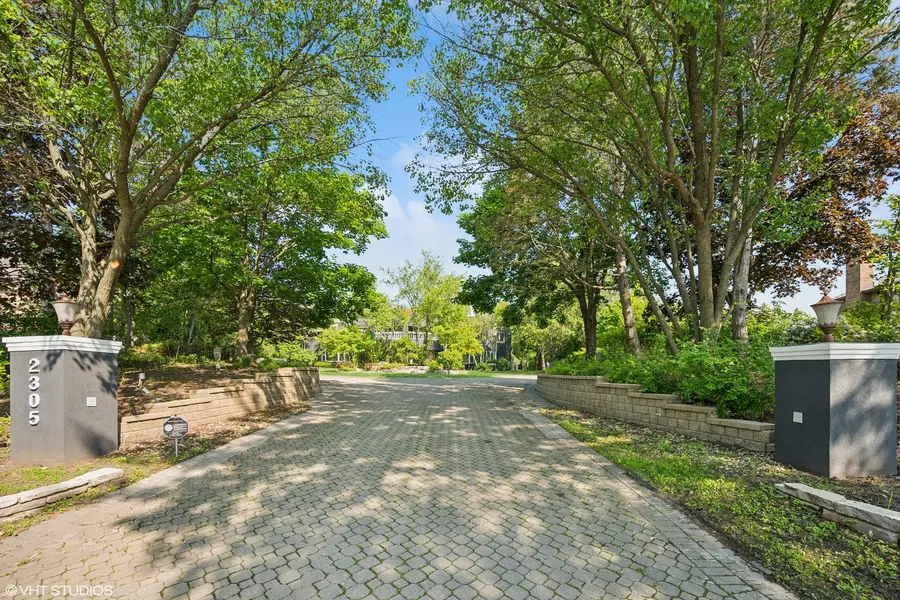 2305 Tennyson LN, Highland Park, IL 60035