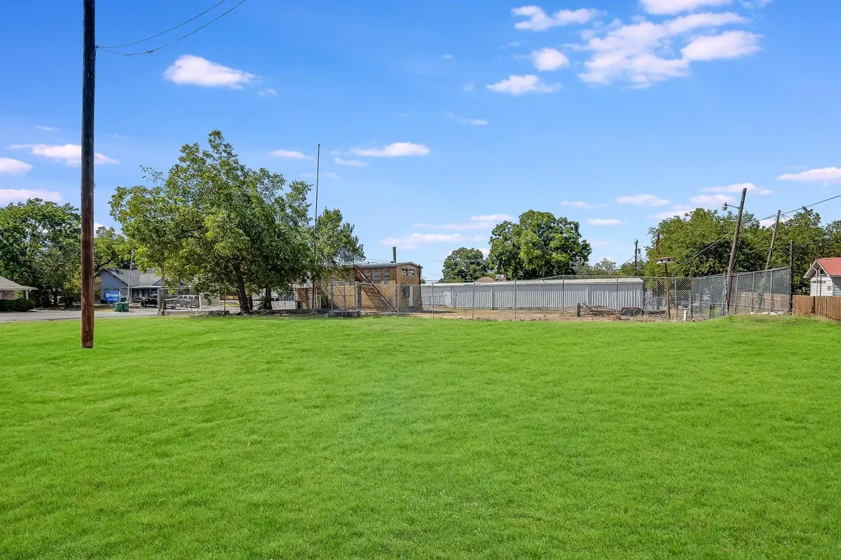 1000 N Main ST, Taylor, TX 76574