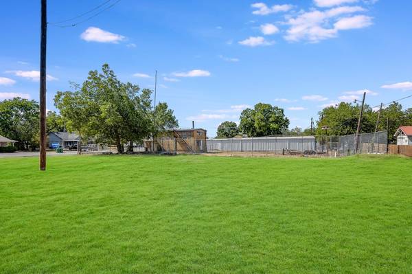 1000 N Main ST, Taylor, TX 76574