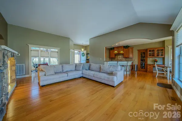 3975 Plantation DR, Morganton, NC 28655