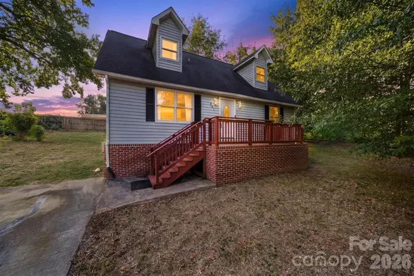 861 8th Street PL SE, Hickory, NC 28602