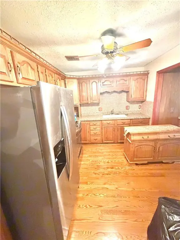 7914 W 86th ST, Overland Park, KS 66212
