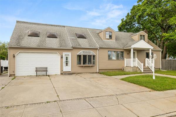 947 N Park AVE, Massapequa, NY 11758