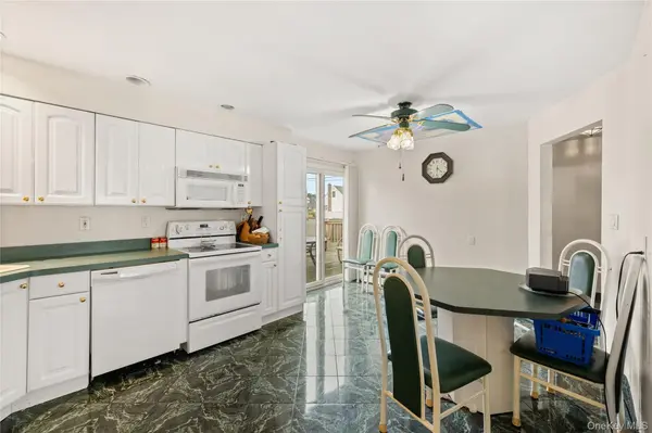 947 N Park AVE, Massapequa, NY 11758