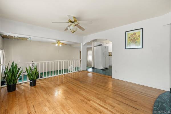 947 N Park AVE, Massapequa, NY 11758