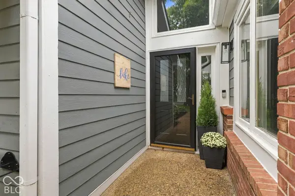 8103 Clearwater Pkwy, Indianapolis, IN 46240
