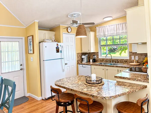 8304 PRINCESS CT, Palmetto, FL 34221