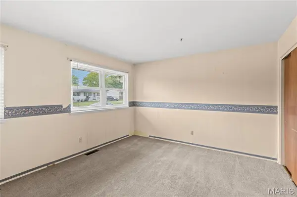 1015 Bellarmine LN, Florissant, MO 63031