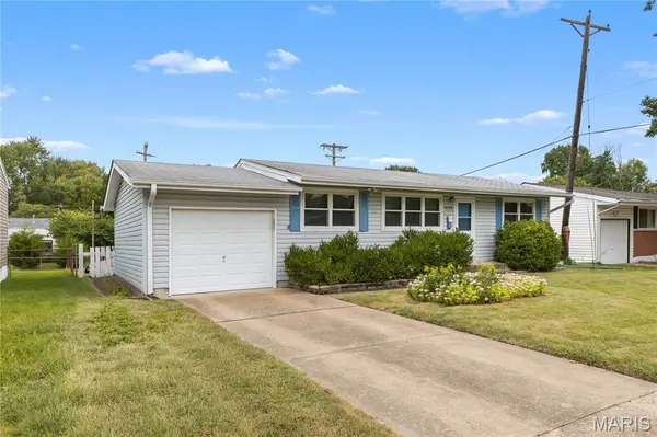 1015 Bellarmine LN, Florissant, MO 63031