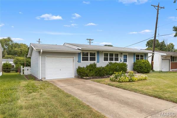 1015 Bellarmine LN, Florissant, MO 63031
