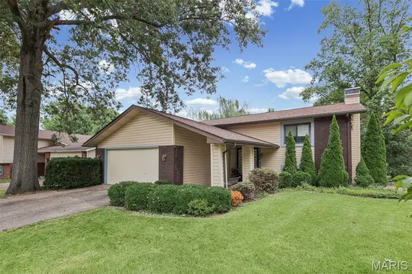 26 S Meadow LN, Glen Carbon, IL 62034