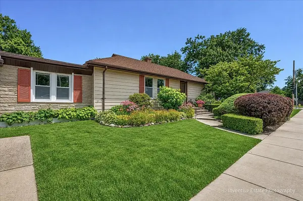 143 Woodstock AVE, Clarendon Hills, IL 60514