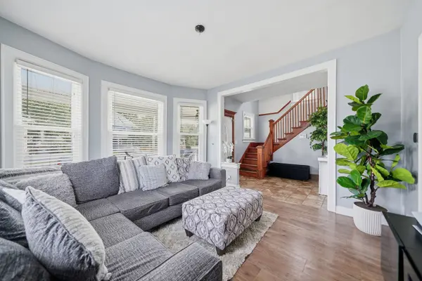 483 Barrett ST, Elgin, IL 60120