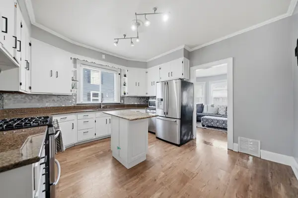 483 Barrett ST, Elgin, IL 60120