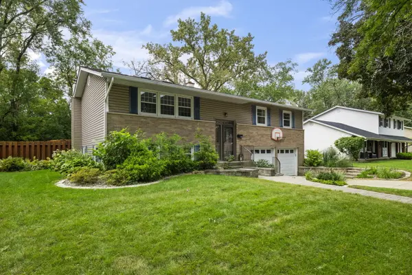 907 E Schirra DR, Palatine, IL 60074