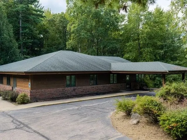 100 PINE CREST LN, Iola, WI 54945