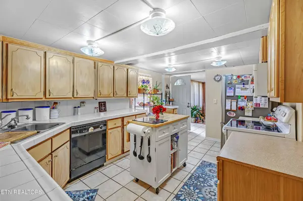 958 W Hunt Rd, Alcoa, TN 37701