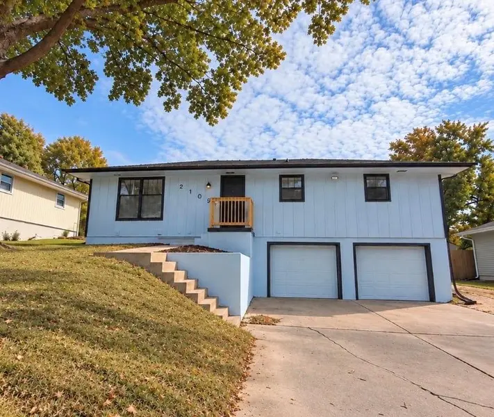 2109 N Leonard RD, St Joseph, MO 64506