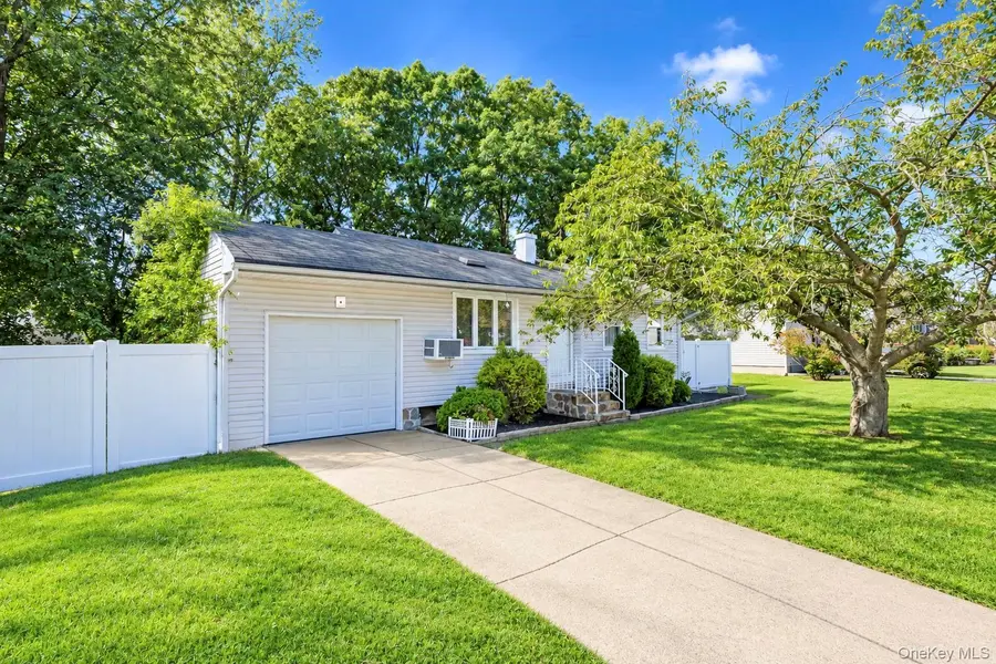 8 Norwalk LN, Selden, NY 11784