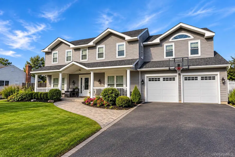 125 Pace DR, West Islip, NY 11795