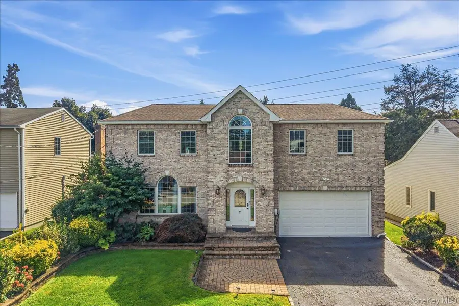 11 2nd ST, Glenwood Landing, NY 11547