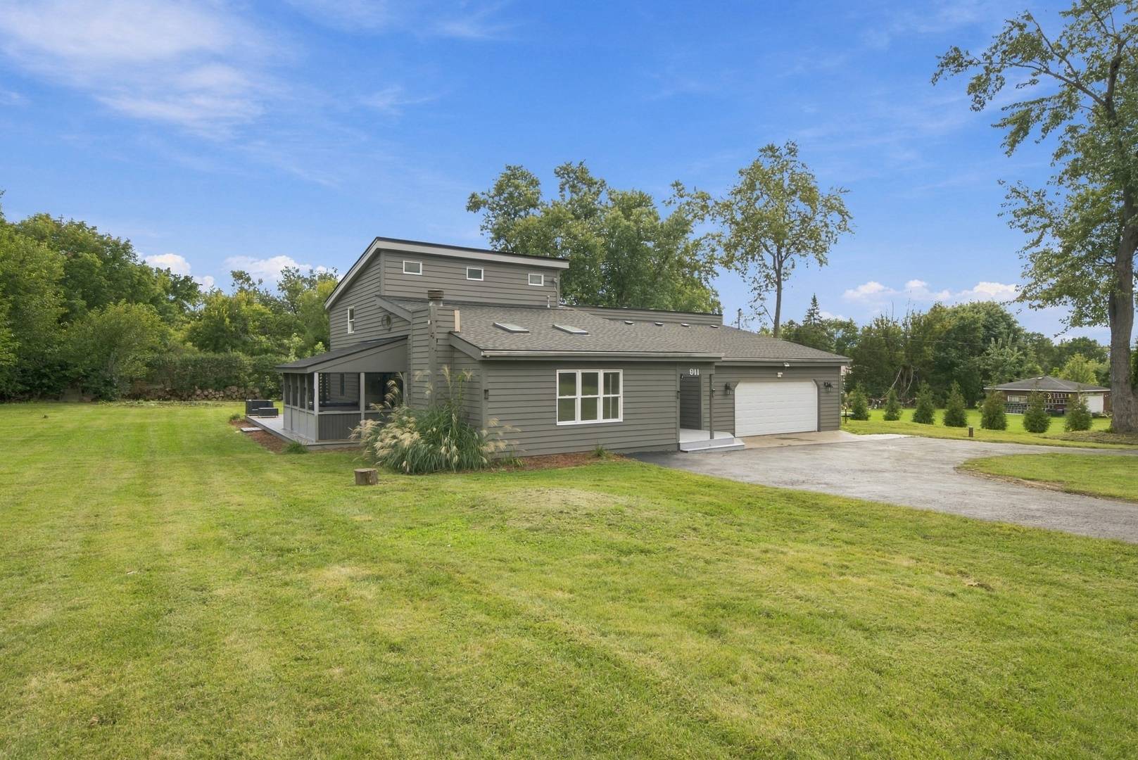 911 Kohley RD, Lisle, IL 60532