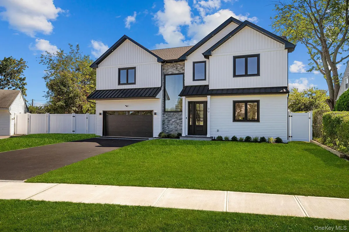 99 Slate LN, Levittown, NY 11756