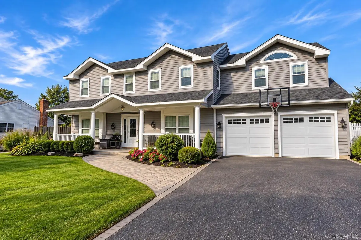 125 Pace DR, West Islip, NY 11795