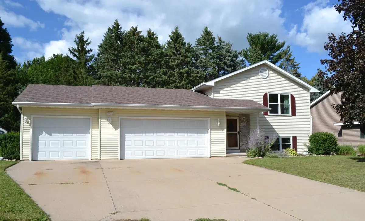 40 ROLLING GREEN CIR, Oshkosh, WI 54904-6554
