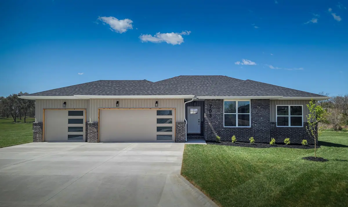 135 E Teakwood AVE, Clever, MO 65631