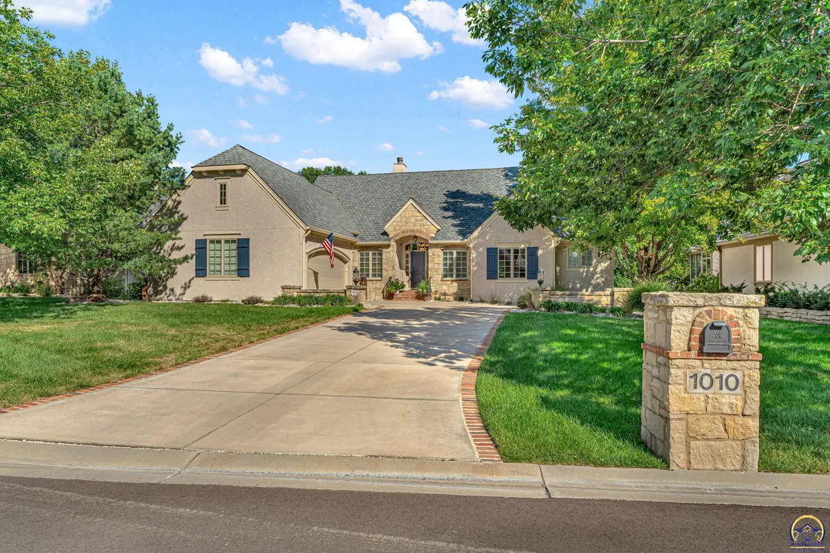 1010 SW Exmoor LN, Topeka, KS 66604