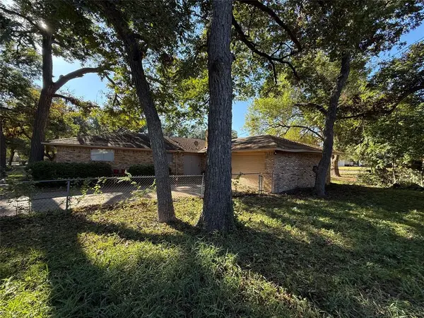 301 Lakewood Drive, Desoto, TX 75115