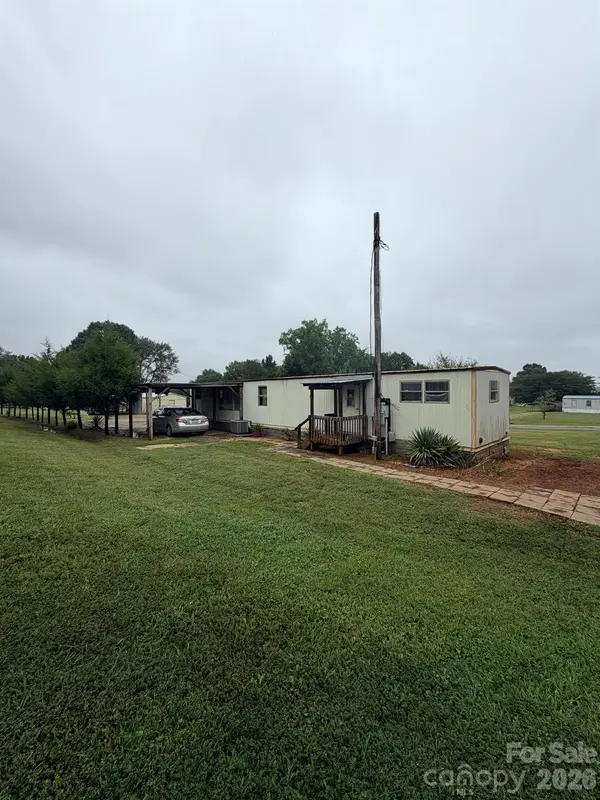 125 Deerfield LN, Statesville, NC 28677